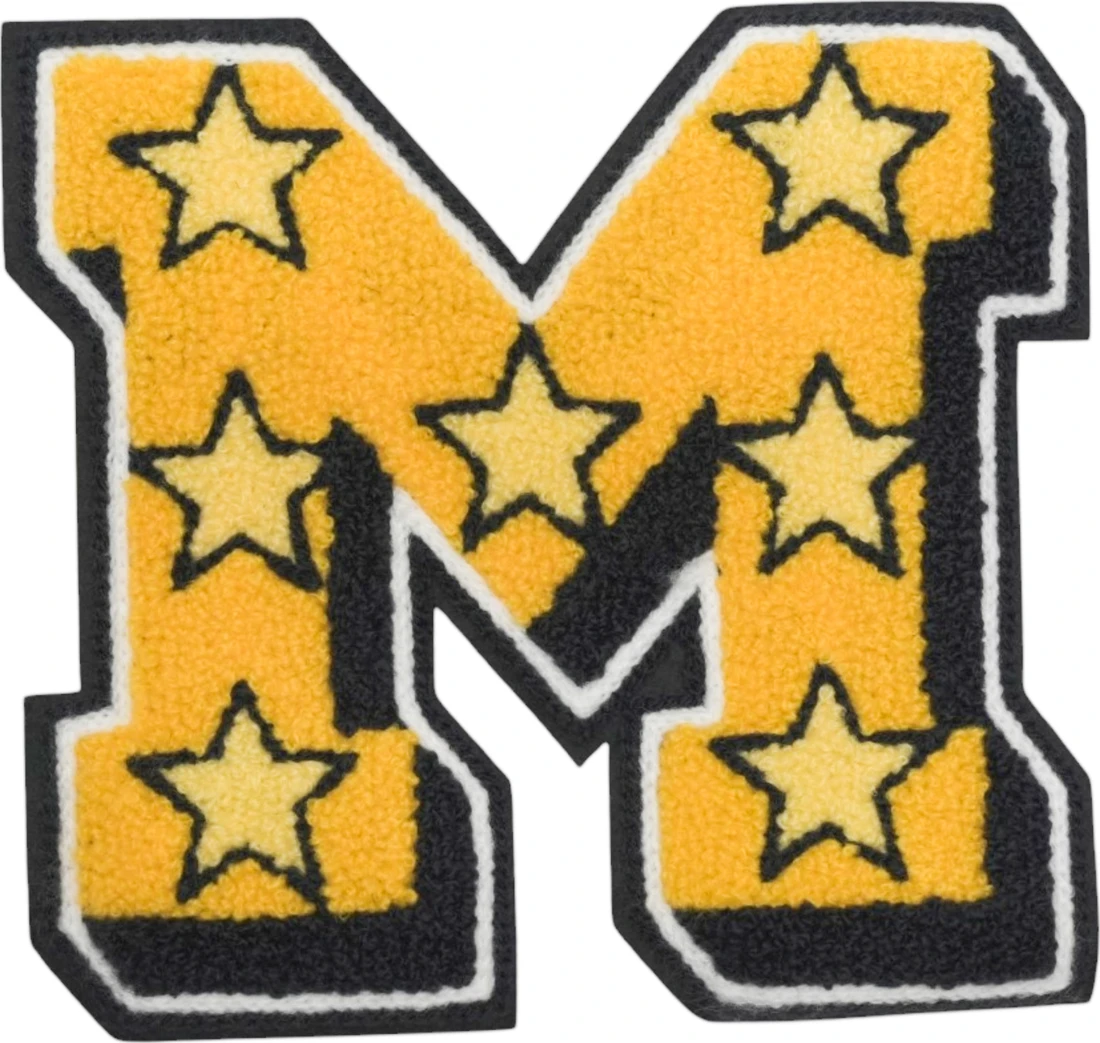 Patch ricamata a forma di lettera M
